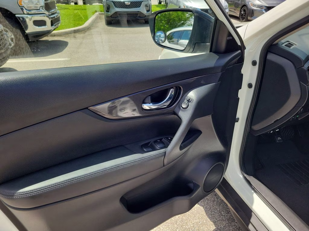 2017 Pearl White Nissan Rogue SV FWD SUV