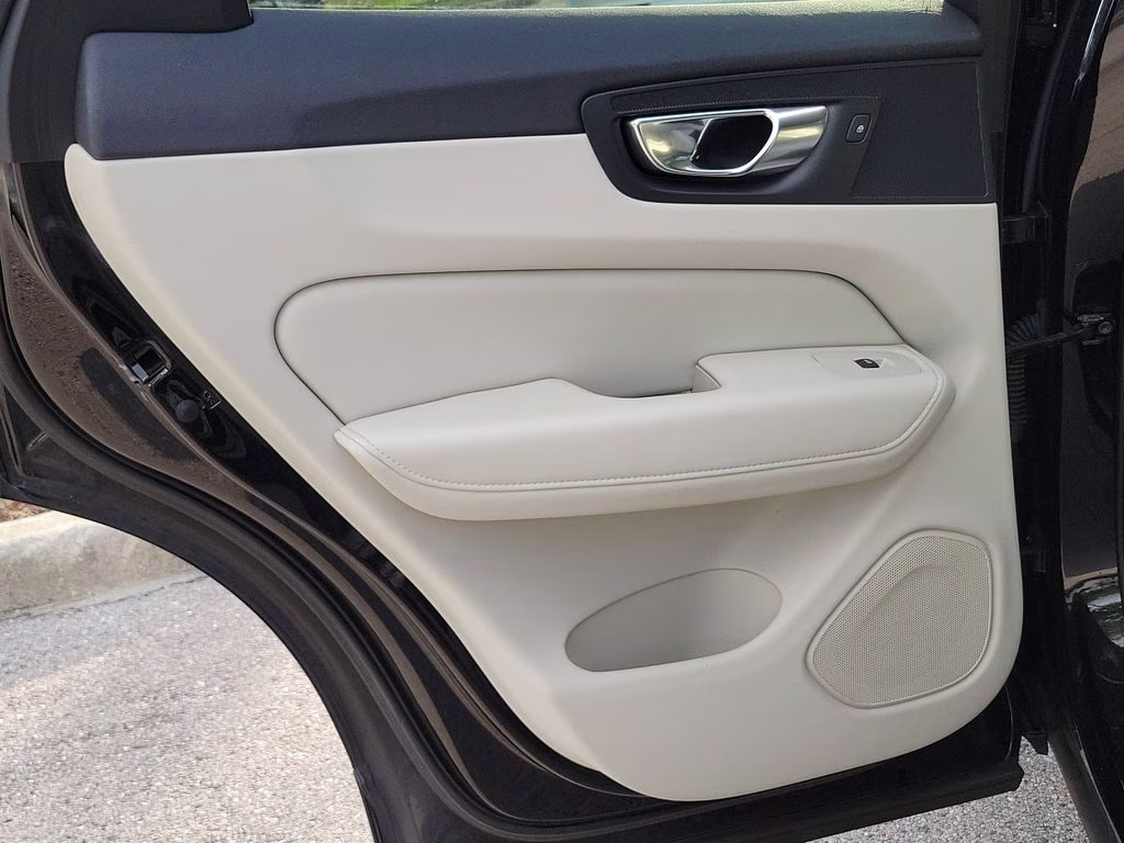 2022 Onyx Black Metallic Volvo XC60 Inscription AWD SUV