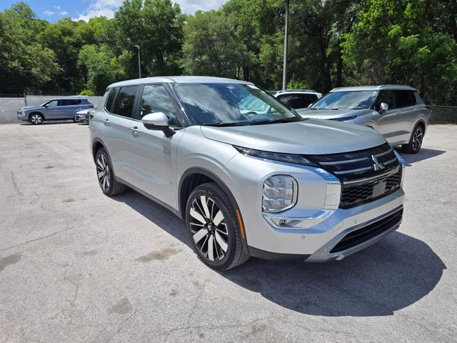 2025 Silver Mitsubishi Outlander SE FWD SUV