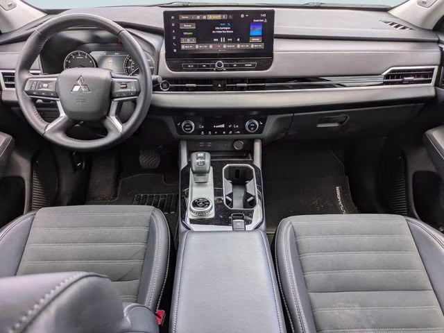 2025 Mitsubishi Outlander SE - Photo 17