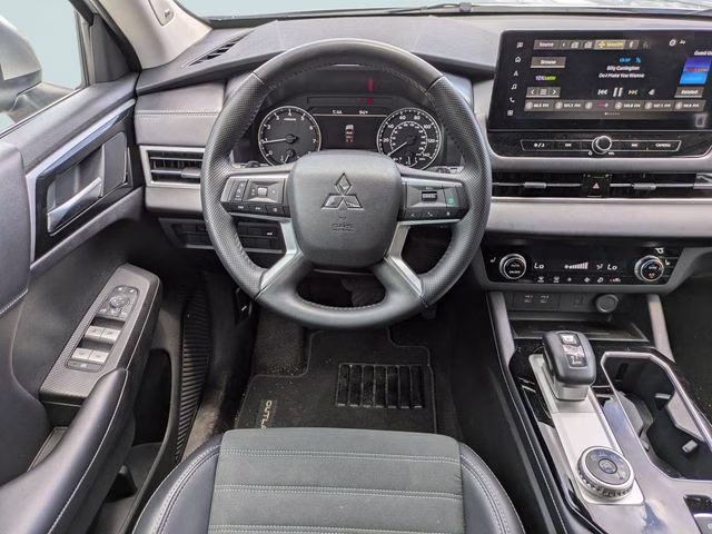 2025 Mitsubishi Outlander SE - Photo 18