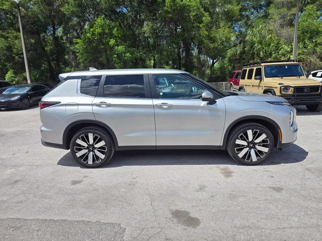 2025 Silver Mitsubishi Outlander SE FWD SUV