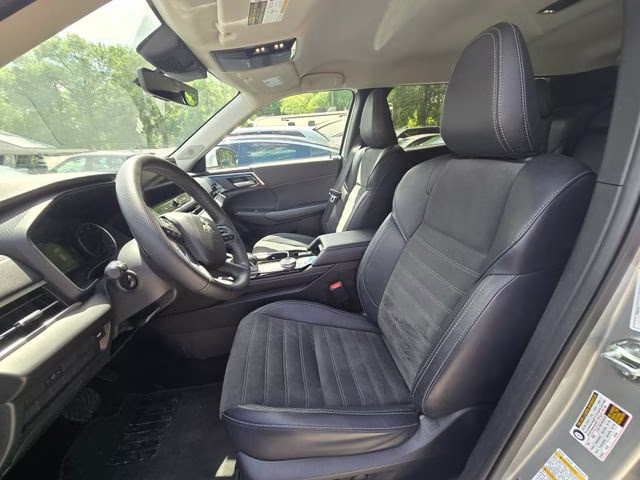 2025 Silver Mitsubishi Outlander SE FWD SUV