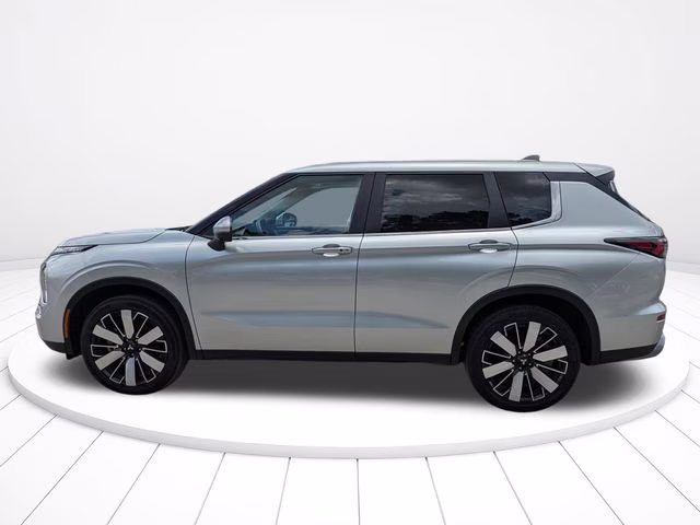 2025 Mitsubishi Outlander SE - Photo 7
