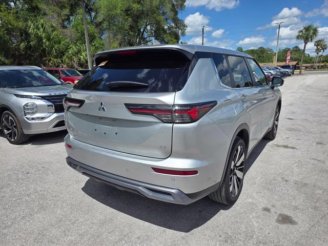 2025 Silver Mitsubishi Outlander SE FWD SUV
