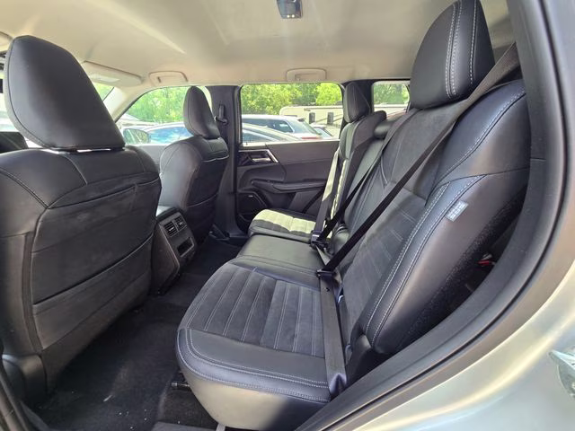 2025 Silver Mitsubishi Outlander SE FWD SUV