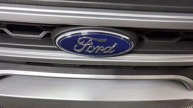 2021 Silver Metallic Ford EcoSport SE FWD SUV