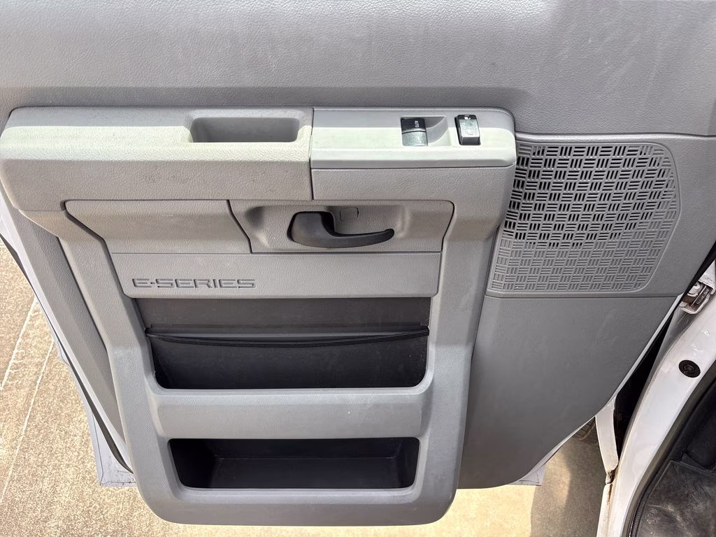 2016 Oxford White Ford E-350SD Base RWD Truck