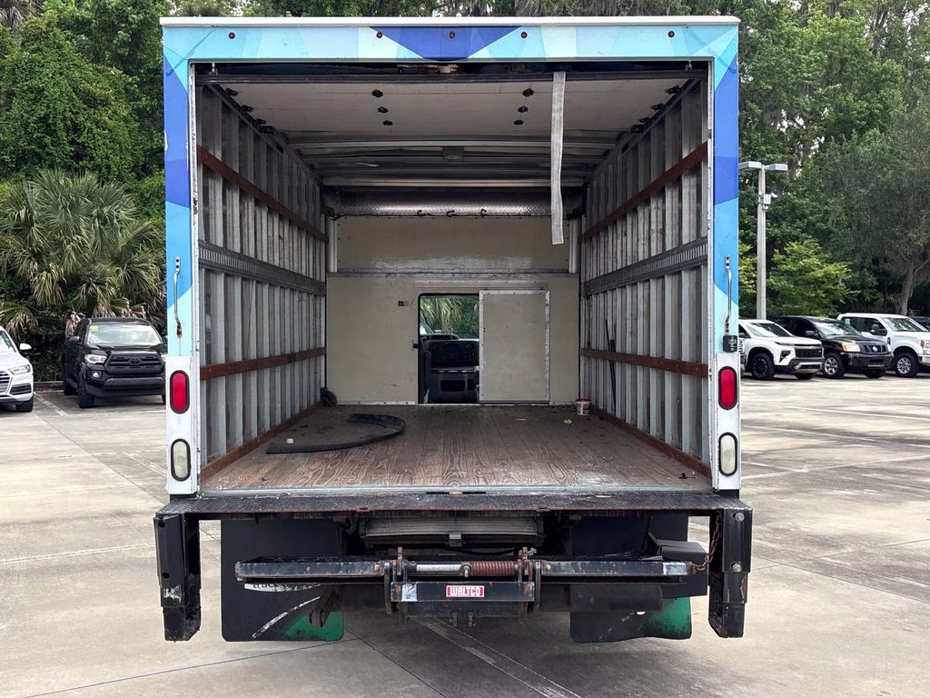 2016 Oxford White Ford E-350SD Base RWD Truck
