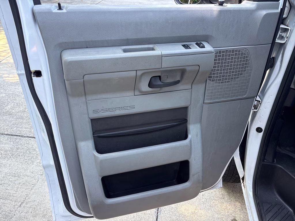 2016 Oxford White Ford E-350SD Base RWD Truck
