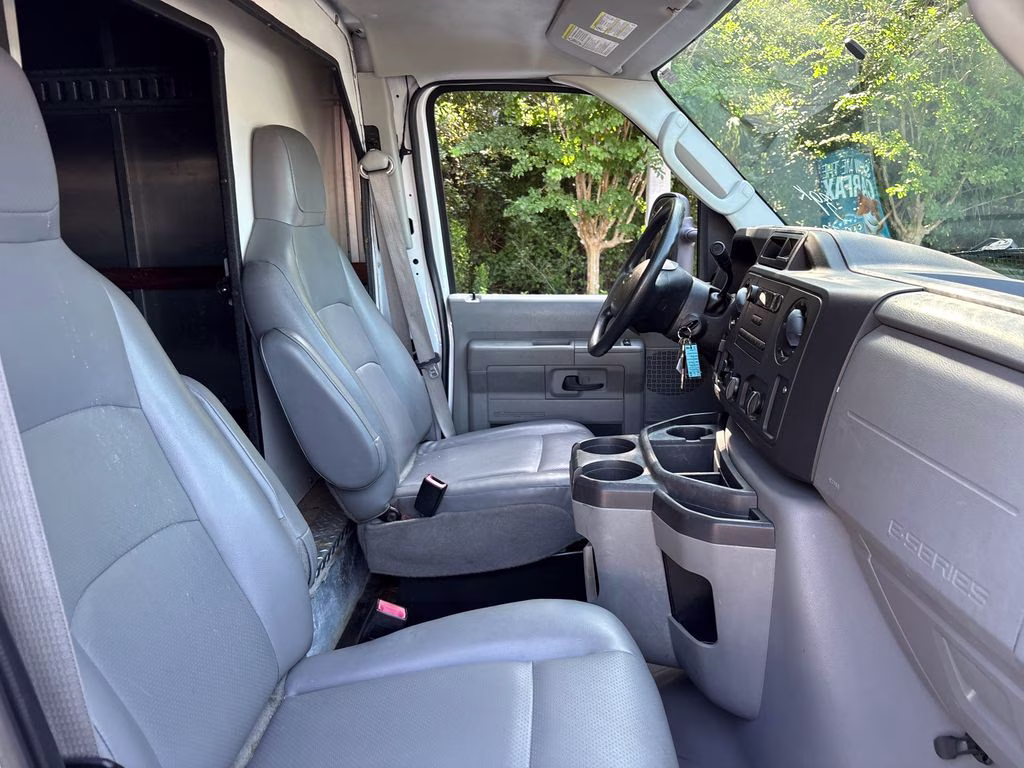 2016 Oxford White Ford E-350SD Base RWD Truck