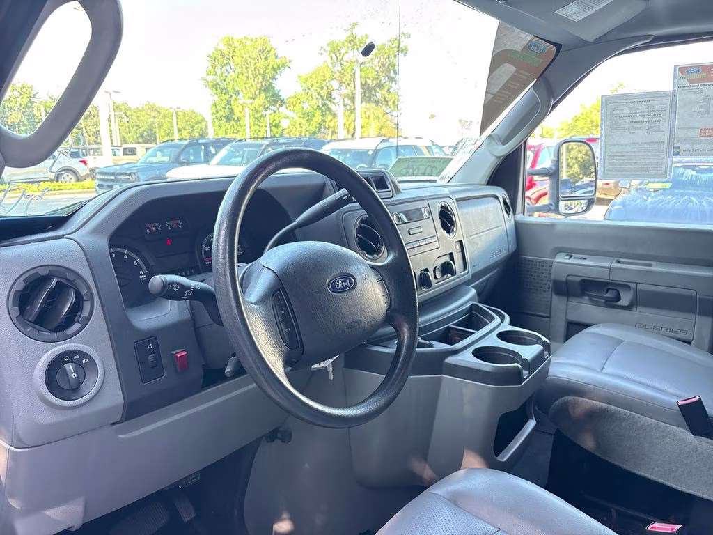 2016 Oxford White Ford E-350SD Base RWD Truck