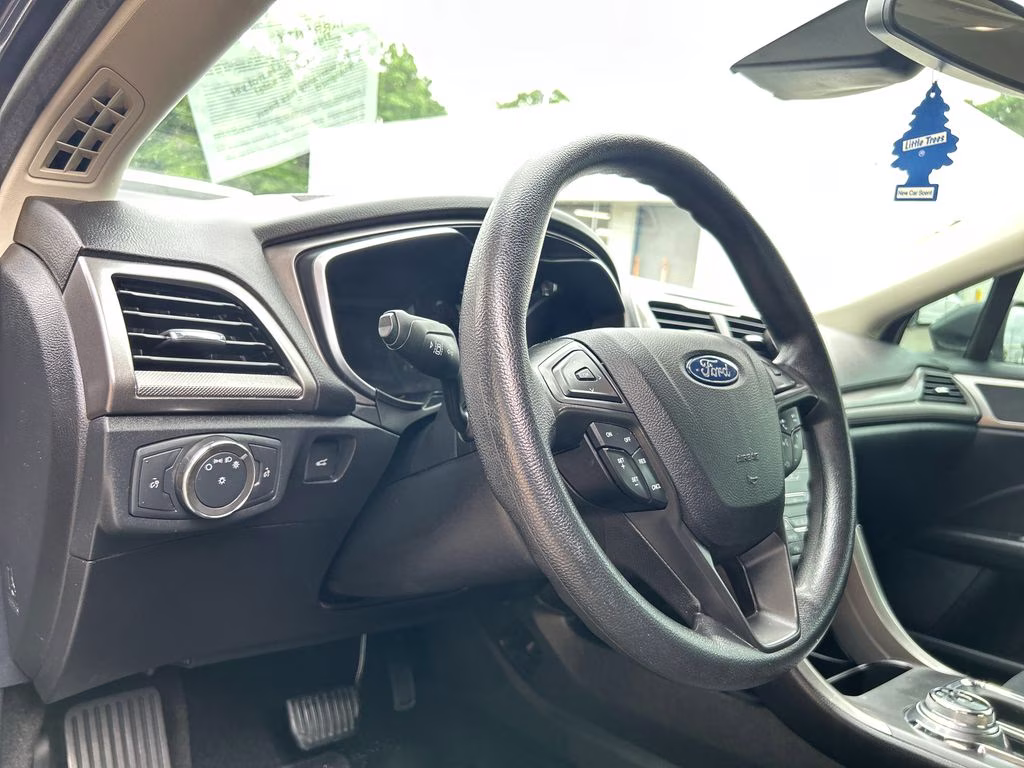 2019 Magnetic Metallic Ford Fusion SE FWD Sedan
