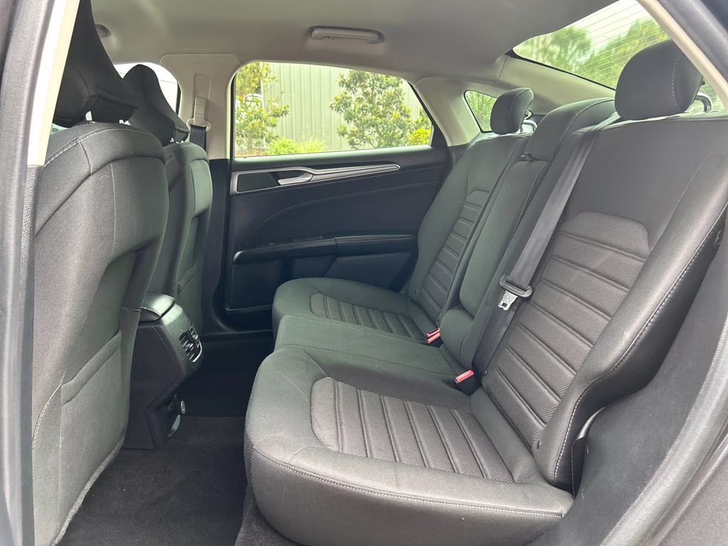 2019 Magnetic Metallic Ford Fusion SE FWD Sedan