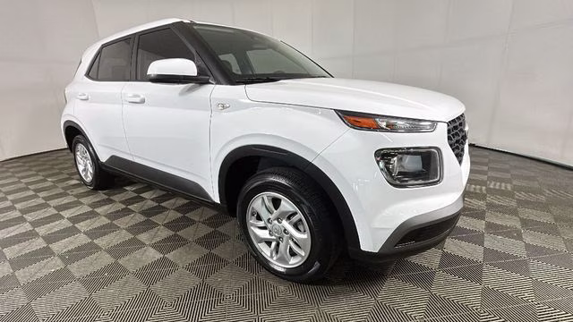 2024 Lunar White Hyundai Venue SE FWD SUV