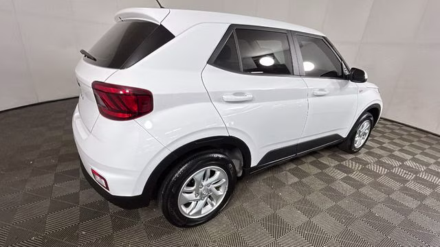 2024 Lunar White Hyundai Venue SE FWD SUV