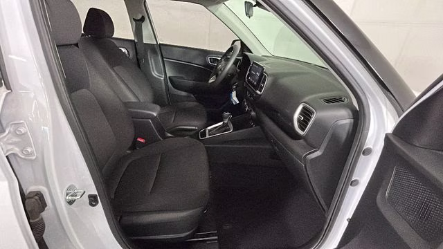 2024 Lunar White Hyundai Venue SE FWD SUV