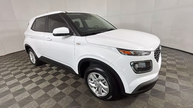 2024 Lunar White Hyundai Venue SE FWD SUV