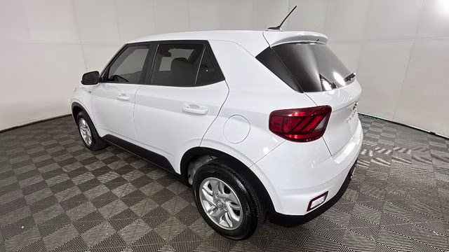 2024 Lunar White Hyundai Venue SE FWD SUV