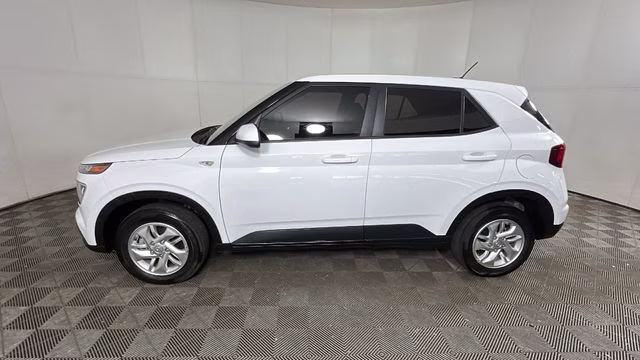 2024 Lunar White Hyundai Venue SE FWD SUV