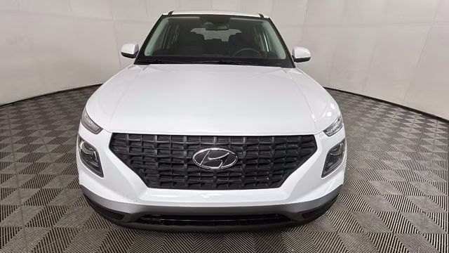 2024 Lunar White Hyundai Venue SE FWD SUV
