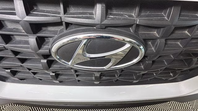 2024 Lunar White Hyundai Venue SE FWD SUV