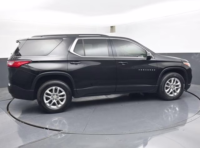 2021 Mosaic Black Metallic Chevrolet Traverse LT FWD SUV