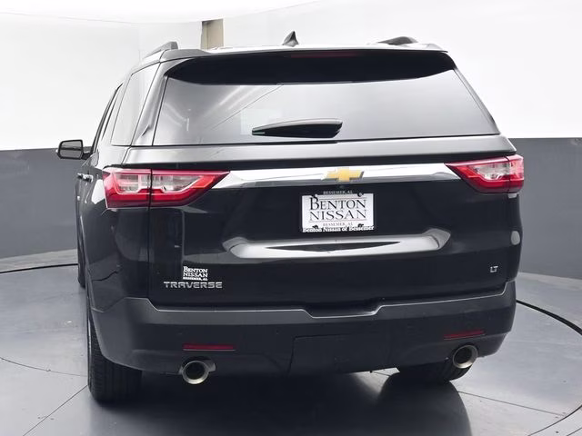 2021 Mosaic Black Metallic Chevrolet Traverse LT FWD SUV