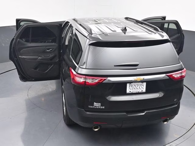 2021 Mosaic Black Metallic Chevrolet Traverse LT FWD SUV