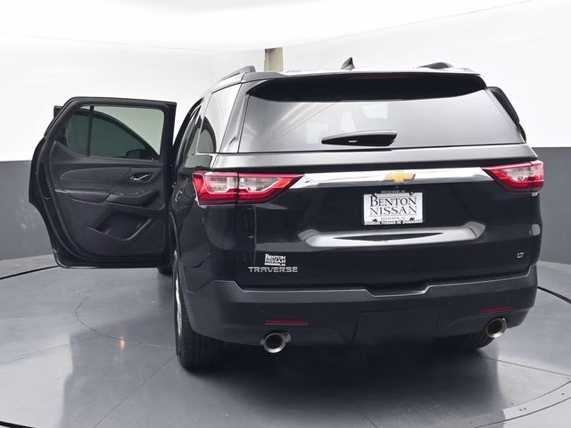 2021 Mosaic Black Metallic Chevrolet Traverse LT FWD SUV