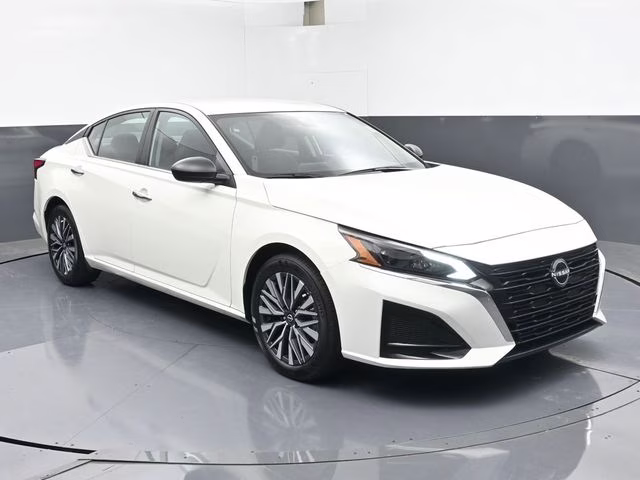 2025 Glacier White Nissan Altima 2.5 SV FWD Sedan
