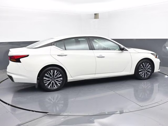 2025 Glacier White Nissan Altima 2.5 SV FWD Sedan