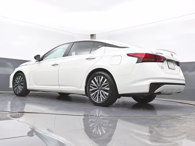 2025 Glacier White Nissan Altima 2.5 SV FWD Sedan