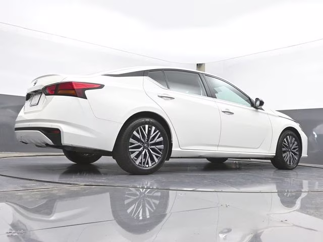 2025 Glacier White Nissan Altima 2.5 SV FWD Sedan