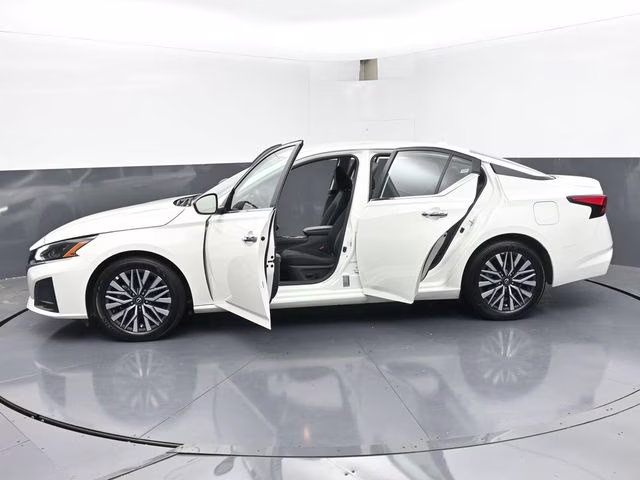 2025 Glacier White Nissan Altima 2.5 SV FWD Sedan