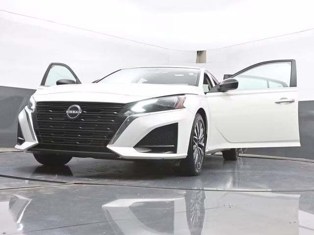 2025 Glacier White Nissan Altima 2.5 SV FWD Sedan