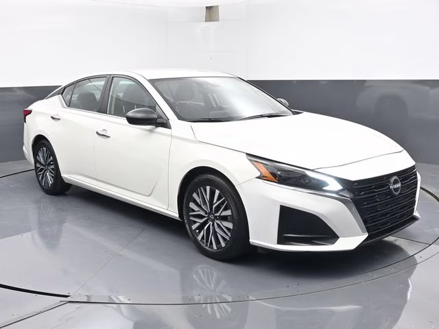 2025 Glacier White Nissan Altima 2.5 SV FWD Sedan