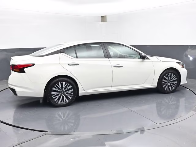 2025 Glacier White Nissan Altima 2.5 SV FWD Sedan