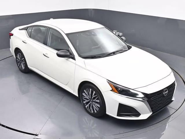 2025 Glacier White Nissan Altima 2.5 SV FWD Sedan