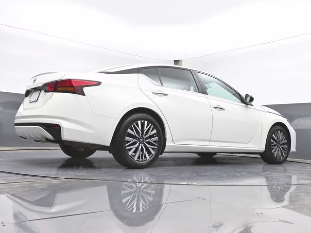 2025 Glacier White Nissan Altima 2.5 SV FWD Sedan