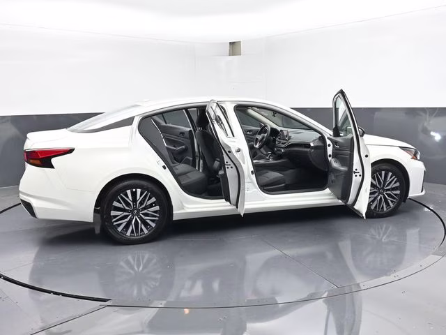 2025 Glacier White Nissan Altima 2.5 SV FWD Sedan