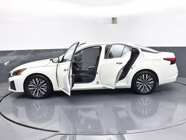 2025 Glacier White Nissan Altima 2.5 SV FWD Sedan