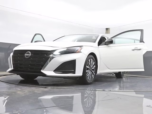 2025 Glacier White Nissan Altima 2.5 SV FWD Sedan