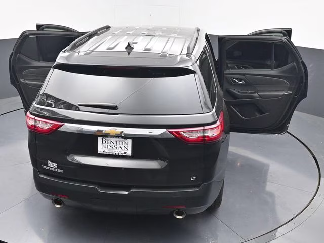 2021 Mosaic Black Metallic Chevrolet Traverse LT FWD SUV