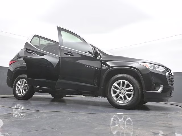 2021 Mosaic Black Metallic Chevrolet Traverse LT FWD SUV