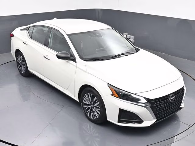 2025 Glacier White Nissan Altima 2.5 SV FWD Sedan