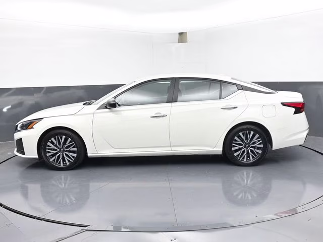 2025 Glacier White Nissan Altima 2.5 SV FWD Sedan