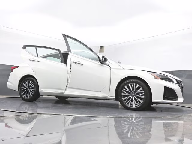 2025 Glacier White Nissan Altima 2.5 SV FWD Sedan