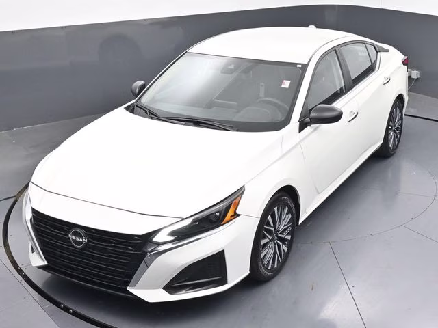 2025 Glacier White Nissan Altima 2.5 SV FWD Sedan