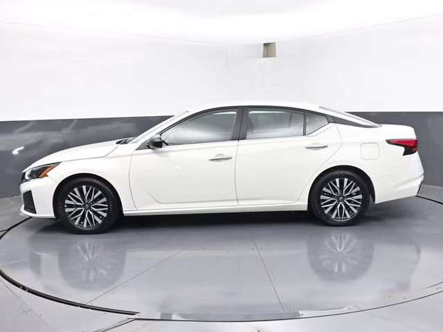 2025 Glacier White Nissan Altima 2.5 SV FWD Sedan